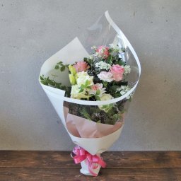 【淡いカラーが可愛い花束】淡く可愛く【結婚祝いや記念日に】バラ カーネーション 季節のお花 フラワー ブーケ 上司 両親 母親 お祝い 発表会 入学 卒業 就職祝 引越し祝い 新築祝い 結婚記念日 誕生日 出産祝い 退職 女性 ギフト プレゼント かわいい 清楚 上品 おしゃれ