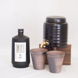 本格焼酎サーバー1000cc(18cm×24cm 1kg)三重県萬古焼き備前金彩ペアカップ(200ml×2個)霧島酒造 芋麹焼酎 白吉助 (宮崎県) 720ml×1本
