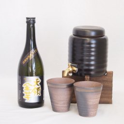 本格焼酎サーバー1000cc(18cm×24cm 1kg)三重県萬古焼き備前金彩ペアカップ(200ml×2個)井上酒造 本格芋焼酎 天領ひた天然水使用天領金芋 (大分県) 720ml×1本