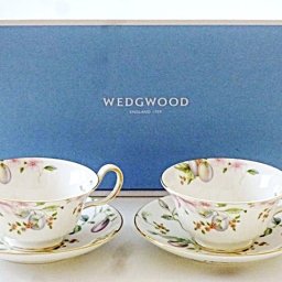ウェッジウッドWEDGWOOD スウィートプラム　ティーカップ&ソーサー　ピオ二ー　ペア（ブランドボックス付き）
