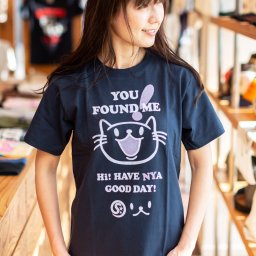 猫 ねこ おもしろ かわいい Tシャツ FOUND ME ( ネイビー ) | ネコ 猫柄 猫雑貨 | メンズ レディース 半袖 | おしゃれ ペアルック プレゼント | 大きいサイズ 【メール便】 SCOPY / スコーピー