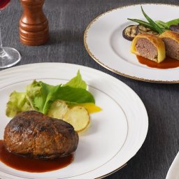 ホテルオークラ 黒毛和牛のハンバーグ×4、ビーフパイ×2 送料無料 内祝い 肉 お返し お肉 敬老の日 誕生日 お祝い 結婚祝い 熨斗対応可