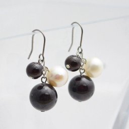 【送料無料】金属アレルギー対応 チタン ピアス フック 誕生石 誕生日 天然石 アクセサリー  ケース付 保証書付 プレゼント対応 1月 ガーネット garnet パール 真珠 大人 上品