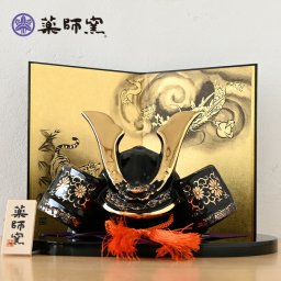 金彩出世兜（菊唐草・龍虎屏風付） 5772 五月人形 薬師窯 コンパクト 玄関 陶器 兜 兜飾り おしゃれ ５月人形 モダン こどもの日 飾り 置物 子供の日  端午の節句 初節句 男の子 さつき人形 可愛い カワイイ こいのぼり 鯉のぼり マンション 縁起 出産祝 誕生日 プレゼント