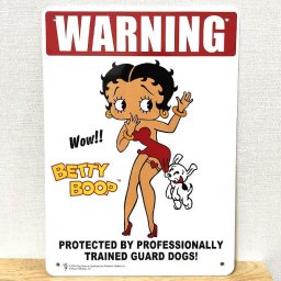 サインボード 看板 ベティ・ブープ Betty Plastic Sign Board BT DOGS 番犬に注意 プレート Betty Boop ガレージ アメリカン かわいい レッド 壁飾り おしゃれ 雑貨 インテリア ディスプレイ カフェ 店舗
