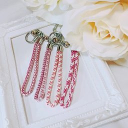 キーホルダー 組紐キーホルダー 正絹キーホルダー お洒落 プレゼント お守りキーホルダー レディース 女性 子供 お誕生日プレゼント お返し 縁結び ギフト お守り 可愛い 一点もの 日本伝統工芸品 チャーム 贈り物 お土産 日本産 正絹 贈り物 ピンク 可愛い チャーム キーホルダー