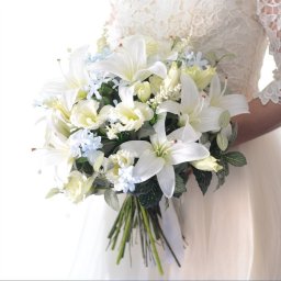 花束　ブーケ 完成品 ユリ　クラッチ 造花 ディスプレイ インテリア　白 ウェディング 結婚式 人気 お洒落 ウェディングブーケ 海外挙式 2次会