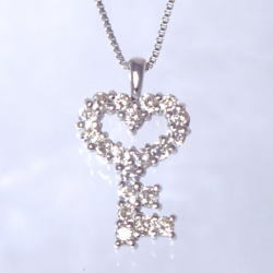 【完全無色透明Fカラー】pt900【0.25ct】ダイヤモンド ハート鍵ペンダントネックレス『ハートkey』 ［SIクラス F～Dカラー 無色透明 GOOD～VERYGOOD］ハートアンドキューピット ダイア ハート 鍵 key【送料無料】     LPN-0062A