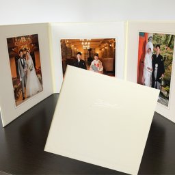 写真台紙 プリント込 【モノクロ・白】 6ツ切 3面 オーダー作成 記念写真 六つ切り 3面見開き 仕上げ 誕生日 記念日 出産祝い お宮参り 成人式 七五三 結婚 カップル 夫婦 両親 家族 ファミリー ベビー お祝い 内祝い プレゼント ギフト 記念品 オリジナル おしゃれ 10代 20代 30代 40代　ZD79