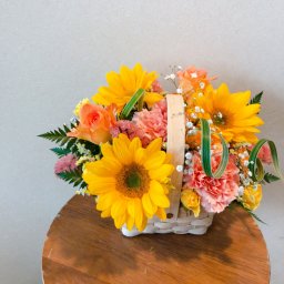 103【ひまわりのバスケット】季節限定☆ お花 花 生花 花束 ブーケ フラワーアレンジメント ミニブーケ お祝い 誕生日 結婚祝い 出産祝い ホワイトデー バレンタイン 父の日 母の日 敬老の日 記念日 結婚記念日 送別 退職 入学 卒業 開店祝い 周年祝い プレゼント ギフト 贈り物