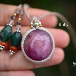 【天然石】【ハンドメイド】紅色の惑星★77ct★ルビー マクラメペンダント166【ハンドメイドネックレス】 【カジュアル】【フォーマル】【レディース】【男女兼用】【タイ・ランタ島】【厳選した特別な天然石】【菊井みうず】【Miuzu Kikui】【マクラメ編み】funky garuda