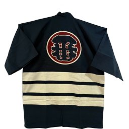 【送料無料】 半纏、ハンテン、はんてん、抜染長半纏、番、大判フリーサイズ、江戸火消しの半纏模様『纏』を染抜きした半纏です。左右にポケットが付いています♪1枚1枚丁寧に抜染しています。粋な方にお召しいただきたい1着です。プレゼントとしても最適です。13200円の品25％OFF9900円税込