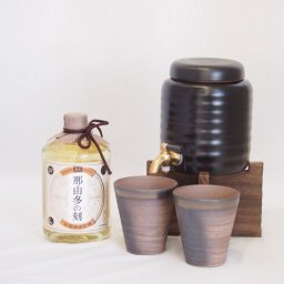 本格焼酎サーバー1000cc(18cm×24cm 1kg)三重県萬古焼き備前金彩ペアカップ(200ml×2個)雲海酒造 本格そば焼酎 長期熟成貯蔵那由多の刻 (宮崎県) 720ml×1本