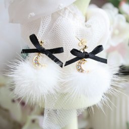 【黒リボンミニ月ミンクファーピアス/イヤリング☆日本製】結婚式/ウエディングパーティアクセ/クリスマス/かわいい/プチギフト/大ぶり/