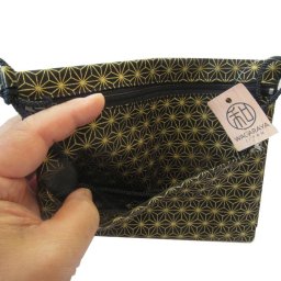 日本製！粋なポシェットです♪ 裏地付きでシッカリした作りで小物入れに最適です。ひもが長めですので調節が可能です。 ポシェット 裏地付き 綿100％ 【日本製】 約20cm×17cm ポケット部分ファスナー付き＆サブポケットがあります。