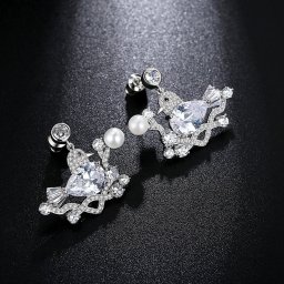 ピアス 両耳用 キュービックジルコニア ホワイト 真鍮 シルバー スタッド 揺れる ゆれる 可愛い かわいい モチーフ 鳥 トリ イミテーションパール 人工パール e17021609