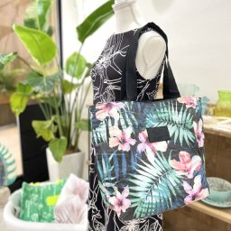 【ALOHA COLLECTION】アロハコレクション トートバッグ Day Tripper ファスナー 花柄 ハイビスカス リーフ ブラック 黒 ピンク グリーン ホワイト 白 海 プール ビーチ 撥水 ハワイ プレゼント