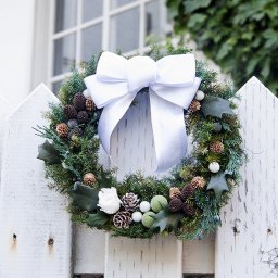 【プリザーブドクリスマスリース】 Formal-White 白いリボンのシックなクリスマスリース。フォーマルな聖夜を彩る大人のリース