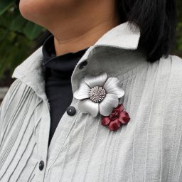 革花 花びら ブローチ L6cm 母 プレゼント 母の日 敬老の日 おばあちゃん お母さん 誕生日プレゼント 祖母 バースデー 誕生日 大人かわいい 小物 雑貨 ギフト 母親 贈り物 おしゃれ アクセサリー ハンドメイド 本革 コサージュ 牛革 ペンダント 小さめ メール便送料無料