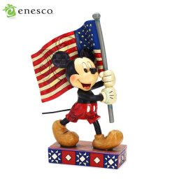 エネスコ enesco. ディズニー・トラディション Disney Traditions 国旗を持ったミッキー・マウス Mickey Mouse with Flag 木彫り調フィギュア ミッキーマウス ギフト 出産祝い 男の子 女の子 おもちゃ 誕生日 1歳 2歳 3歳 4歳 5歳 6歳 男 女 入学 内祝い 赤ちゃん