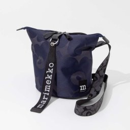 マリメッコ Marimekko 092698 ショルダーバッグ Carry All Unikko レディース バッグ キャリー オール ウニッコ クロスボディ ロゴ 旅行 カジュアル おしゃれ ギフト プレゼント 記念 ダークネイビー