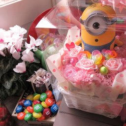 ミニオン 花束風ギフト レインボーローズ プリザーブドフラワー入りギフト ケース付き 20×30 ミニオン種類・柄はおまかせ