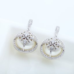 ピアス 両耳用 キュービックジルコニア ホワイト 真鍮 シルバー スタッド 揺れる ゆれる エレガント おしゃれ 可愛い かわいい きれいめ ラウンド e16032501