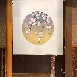 メール便送料無料　暖簾 のれん 円窓 桜 85×丈90cm 99770 日本製  間仕切り カーテン タペストリー 目隠し 玄関 階段 洗面所 キッチン 台所 部屋 仕切り 棚 パントリー