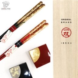 【若狭塗】夫婦箸 瑞雲 ＆ 箸置 箔ちらし 漆 すべり止め付き 一双 お箸 箸 おしゃれ かわいい セット ペア 結婚祝い 金婚式 結婚記念日 贈り物 還暦祝い 誕生日 プレゼント オシャレ 天然木 日本製 めおと箸 新生活 御祝 両親 おはし