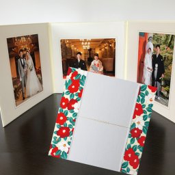 写真台紙 プリント込 【iwai椿】 6ツ切 3面 オーダー作成 記念写真 六つ切り 3面見開き 仕上げ 誕生日 記念日 出産祝い お宮参り 成人式 七五三 結婚 カップル 夫婦 両親 家族 ファミリー ベビー お祝い 内祝い プレゼント ギフト 記念品 オリジナル おしゃれ 10代 20代 30代 40代　ZD77