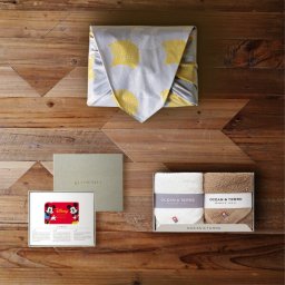 お返し・内祝いに！風呂敷で贈る｜カード型 ディズニーカタログギフトセレクション HAPPYコース ＋ PREMIUM フェイスタオル 2枚セット<br><br>お歳暮 お年賀 結婚式引き出物 結婚お祝い 結婚内祝い（お返し） 出産お祝い 出産内祝い（お返し） 快気祝い 母の日 父の日 秋ギフト 敬老の日 