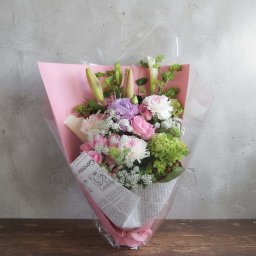 【淡い色合い】若い女性へ贈る花束【入学祝いや就職祝いに】バラ カーネーション 季節のお花 フラワー ブーケ 入学 卒業 上司 両親 母親 お祝い 発表会 母の日 就職祝 引越し祝い 新築祝い 結婚記念日 誕生日 出産祝い 退職 女性 ギフト プレゼント かわいい 清楚 上品 ピンク