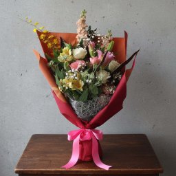 【華やかに】退職祝いの豪華花束【目上の方への贈り物に】バラ グロリオサ ユリ 上司 両親 お祝い 発表会 送別会 就職祝 引越し祝い 新築祝い 結婚記念日 誕生日 出産祝い 退職祝い 女性 男性 ギフト プレゼント 贈答品 豪華 上品 華やか 式典 イベント