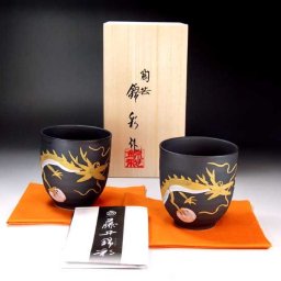 【有田焼 陶芸家 藤井錦彩作】窯変金プラチナ彩龍絵湯呑みペアセット 文字入れ可能な木箱入り（御祝い・父の日・母の日・贈り物・記念品・長寿・メモリアル）