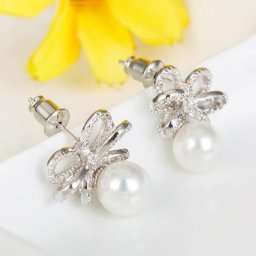 ピアス 両耳用 キュービックジルコニア イミテーションパール 真鍮 ホワイト シルバー スタッド 中粒 可愛い かわいい きれいめ モチーフ リボン e15071554