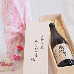 母の日 お母さんありがとう木箱セット 吹上焼酎 本格芋焼酎 黒麹使用風憚 (鹿児島県) 720ml 母の日カードとカーネイション付