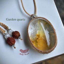 【天然石】【ハンドメイド】大粒★立ち昇る黄金★ガーデンクォーツ マクラメペンダント gy039 【ハンドメイドネックレス】 【カジュアル】【フォーマル】【レディース】【男女兼用】【タイ・ランタ島】【厳選した特別な天然石】【菊井みうず】【Miuzu Kikui】【マクラメ編み】funky garuda