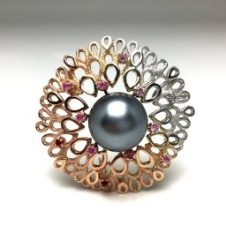 真珠 ブローチ パール 黒蝶真珠 13.5mm グレーグリーン シルバー ガーネット フラワー 植物 70158 イソワパール
