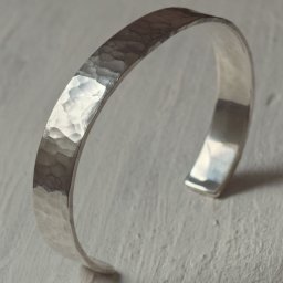 ツチめのバングル(太) メンズ レディース ハンドメイド オーダー シルバー 槌目 シンプル 上品 おしゃれ バングル Silver 950 マモる ごつめ ゴツめ 手作り 手づくり