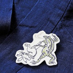 鳥獣人物戯画 刺しゅうブローチ 兎とカエル ブローチ 日本製  日本製