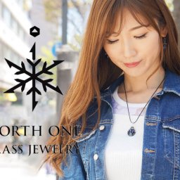 ノースワングラスジュエリー ペンダント Falling Snow 雪の結晶　レディース　お洒落　ロング ガラス　母の日　ギフト