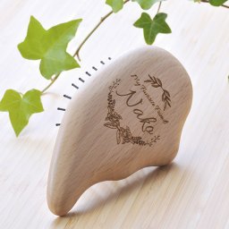 敬老の日 名入れ ギフト LXX ナチュラルウッド カッサブラシ / プレゼント ギフト 記念 誕生日 長寿 祝い 女性 お返し 頭皮ケア ヘアケア ツボ押し