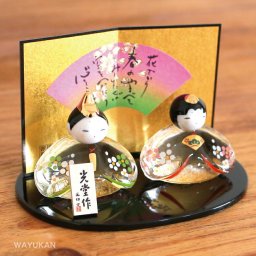 薬師窯 染絵玻璃座雛(紅白梅) 2589 雛人形 コンパクト ひな人形 雛祭り かわいい おしゃれ 玄関 マンション 縁起  出産祝 誕生日 プレゼント  伝統工芸・陶器の和遊感