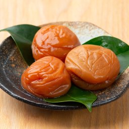 【送料無料】紀州南高梅 石神の梅干し（うす塩味） 12粒【誕生日 結婚祝い 出産祝い 還暦祝い 結婚記念日 送別会 お祝い 引越し祝い 新築祝い 初節句 古希 喜寿 傘寿 お返し 内祝い お見舞い 快気祝い 金婚式 銀婚式 パーティー 景品 賞品 グルメ 母 父 女性 男性 両親 友達 親戚 上司 先輩 後輩 家族 子供 大人 彼氏 彼女 夫婦】【お歳暮 ハロウィン】