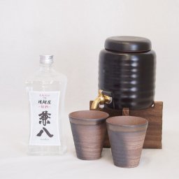 本格焼酎サーバー1000cc(18cm×24cm 1kg)三重県萬古焼き備前金彩ペアカップ(200ml×2個)四ツ谷酒造 本格麦焼酎 焼酎 屋原酒兼八42° (大分県) 720ml×1本