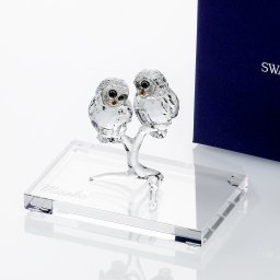 SWAROVSKI スワロフスキー Feathered Beauties フクロウ 台座付きオリジナルセット 名入れ彫刻代込み 名前 彫刻 刻印 結婚記念日 お祝い プレゼント ギフト 記念日 高級 ブランド 新築祝い 結婚記念日 誕生日 長寿祝い オブジェ 置き物 インテリア