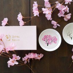 送料無料　 温度で楽しむ・丸モ高木陶器・桜が満開『冷感桜 白平盃ペアセット』 旬 SHUN JAPAN バレンタイン 母の日 父の日 結婚祝い プレゼント ビール 日本酒 ウイスキー 退職祝い 敬老の日 母の日 父の日 お歳暮お中元（lenggan-die）