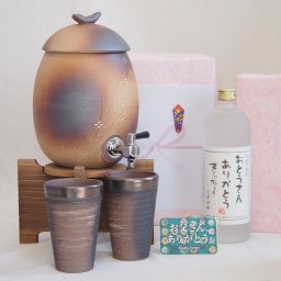 父の日 贈り物セット 信楽焼・明山窯焼酎サーバーセット 火色金小紋2200cc(滋賀県)+萬古焼・備前金彩焼酎ペアカップ(三重県)(大分県井上酒造 じざけや限定夢のひととき芋焼酎 23度 720ml) 父の日カード付