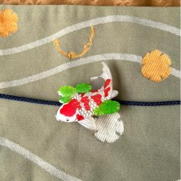 「鯉と蓮の葉 帯留め」　鯉 蓮の葉 蓮 帯留め ピアス イヤリング 海の生き物 魚 アクセサリー　レディース　可愛い　カラフル　日本製　ナチュラル　プチギフト　ギフト
