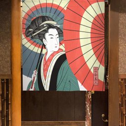 メール便送料無料　暖簾 のれん 美人画 蛇の目傘 85×丈90cm 99785 99784 日本製  間仕切り カーテン タペストリー 目隠し 玄関 階段 洗面所 キッチン 台所 部屋 仕切り 棚 パントリー